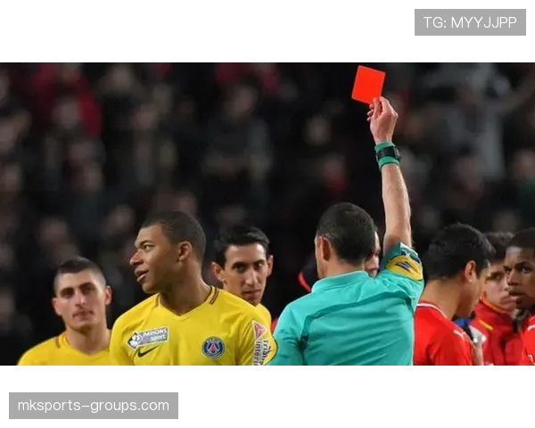 足球红牌规则详解：判罚标准与场上直接影响解析